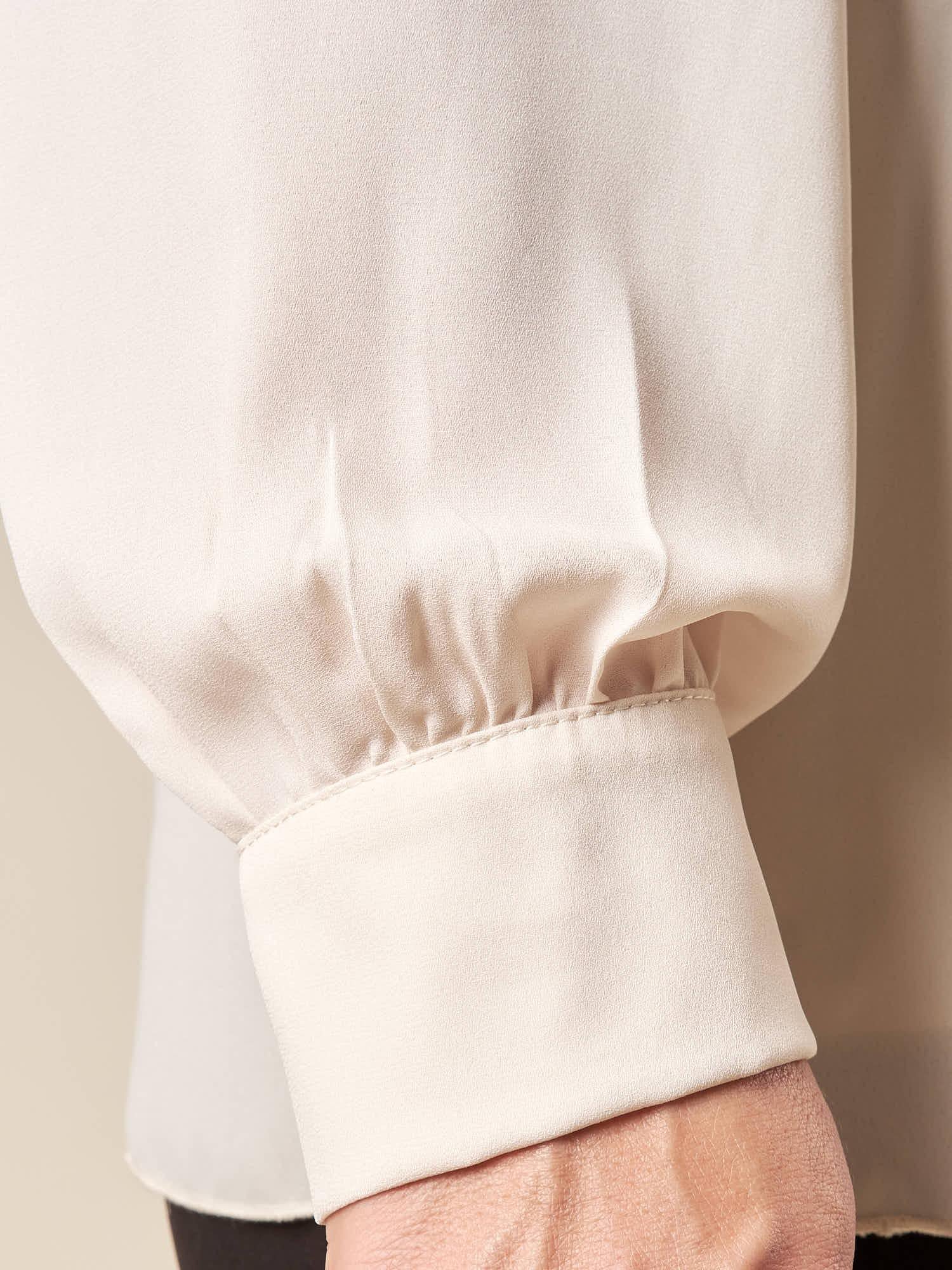 Blusa Donna Curvy con Collo Camicia  Dettaglio Collana e Arricciatura sulla Spalla. F708YBFSARA CREMA Lizalù 