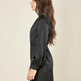 Abito donna corto in raso. Maniche lunghe, effetto portafoglio. AB003442 NERO ARTIGLI 