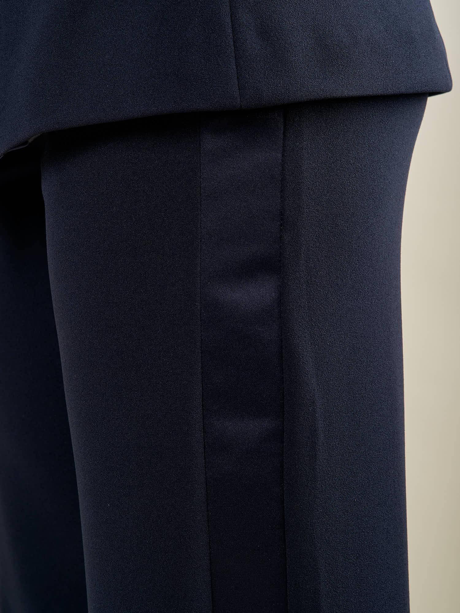 Pantalone palazzo donna in scuba crepe con bande laterali in raso. Eleganza fluida e comfort contemporaneo. PA003479 BLU ARTIGLI 