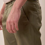 Pantalone modello chino tessuto raso satin tasca all'americana uomo. CON2517425 CACTUS CONSENSO 