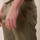 Pantalone modello chino tessuto raso satin tasca all'americana uomo. CON2517425 CACTUS CONSENSO 