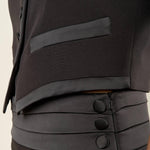 Gilet donna corto con bordi in raso. Tasche a filetto e bottoncini tono su tono. GL003001 NERO ARTIGLI 