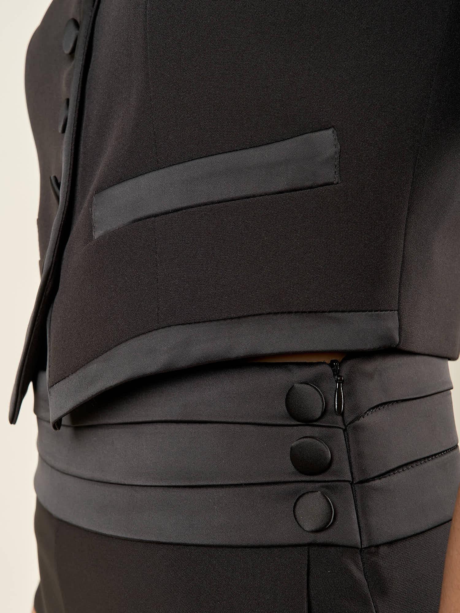 Gilet donna corto con bordi in raso. Tasche a filetto e bottoncini tono su tono. GL003001 NERO ARTIGLI 