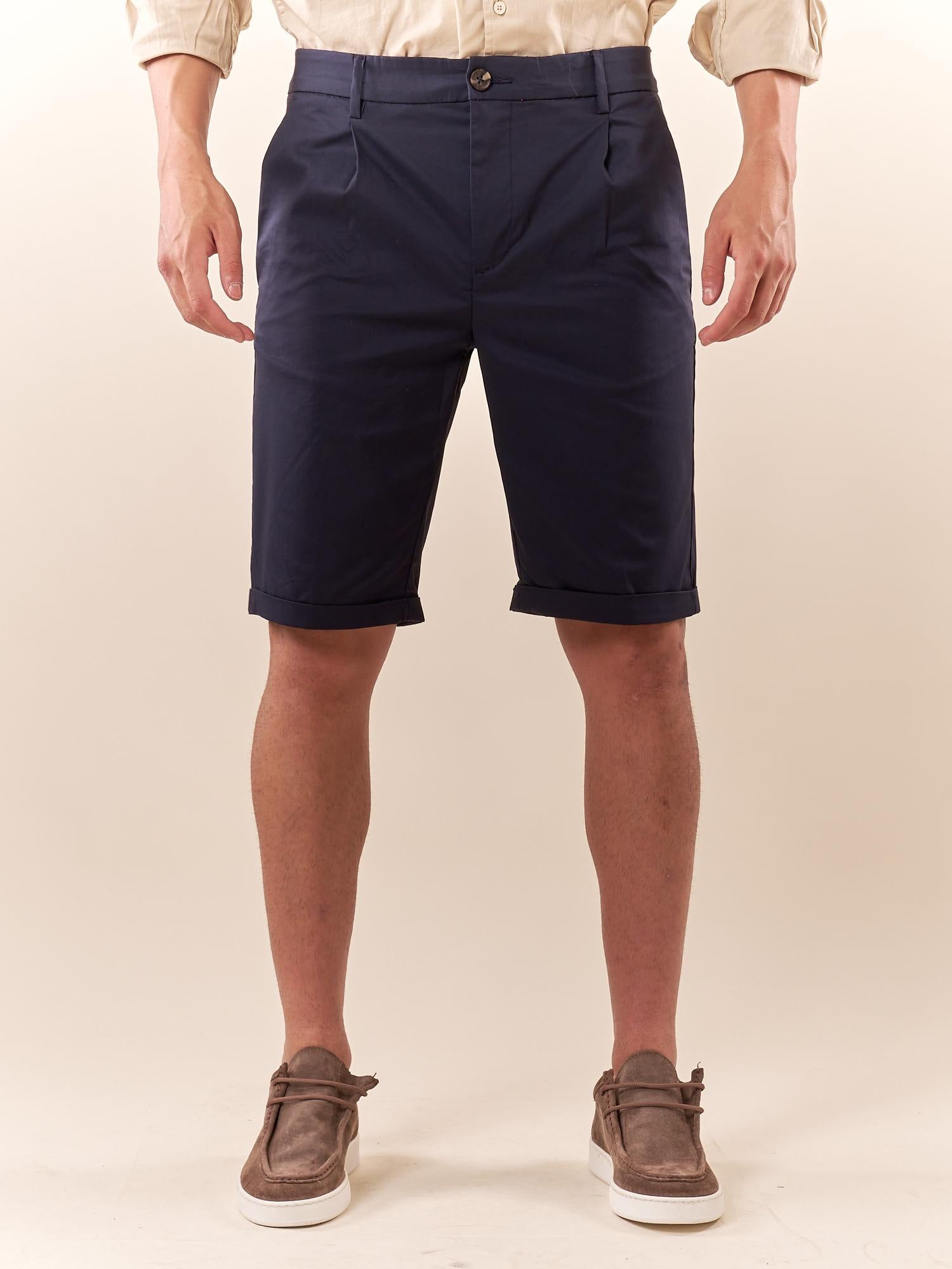 Bermuda Uomo chino in raso di cotone con pence e risvolto. CON2744425 NAVY CONSENSO 