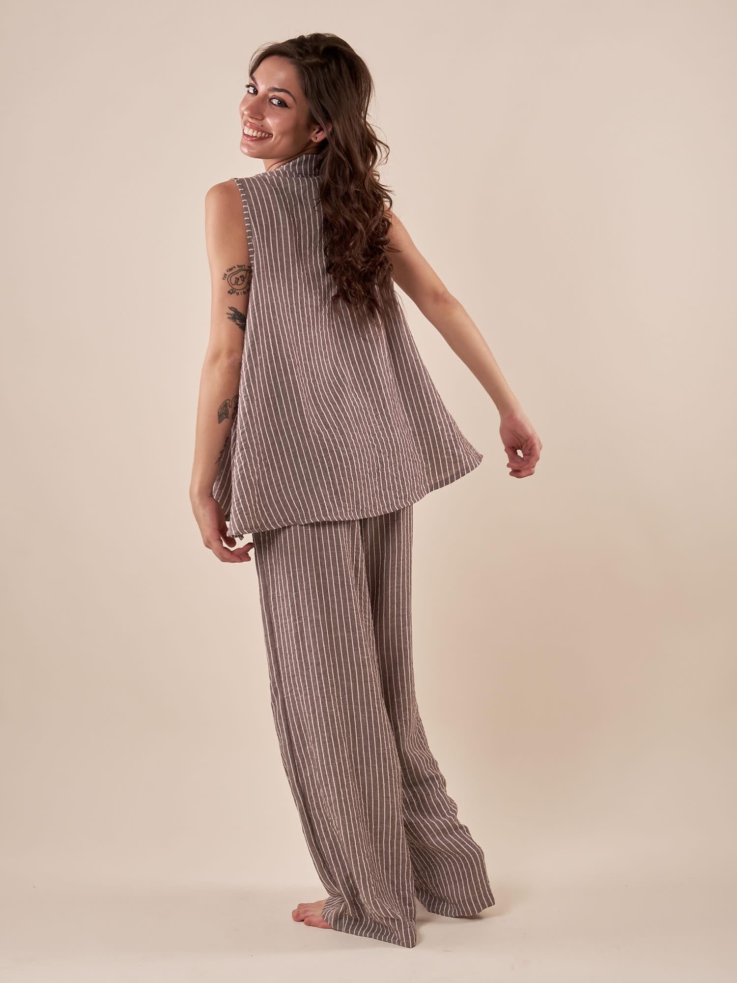 Camicia da donna smanicata in tessuto rigato con collo a pistagna. PG365C/EC MORO EXTASY 
