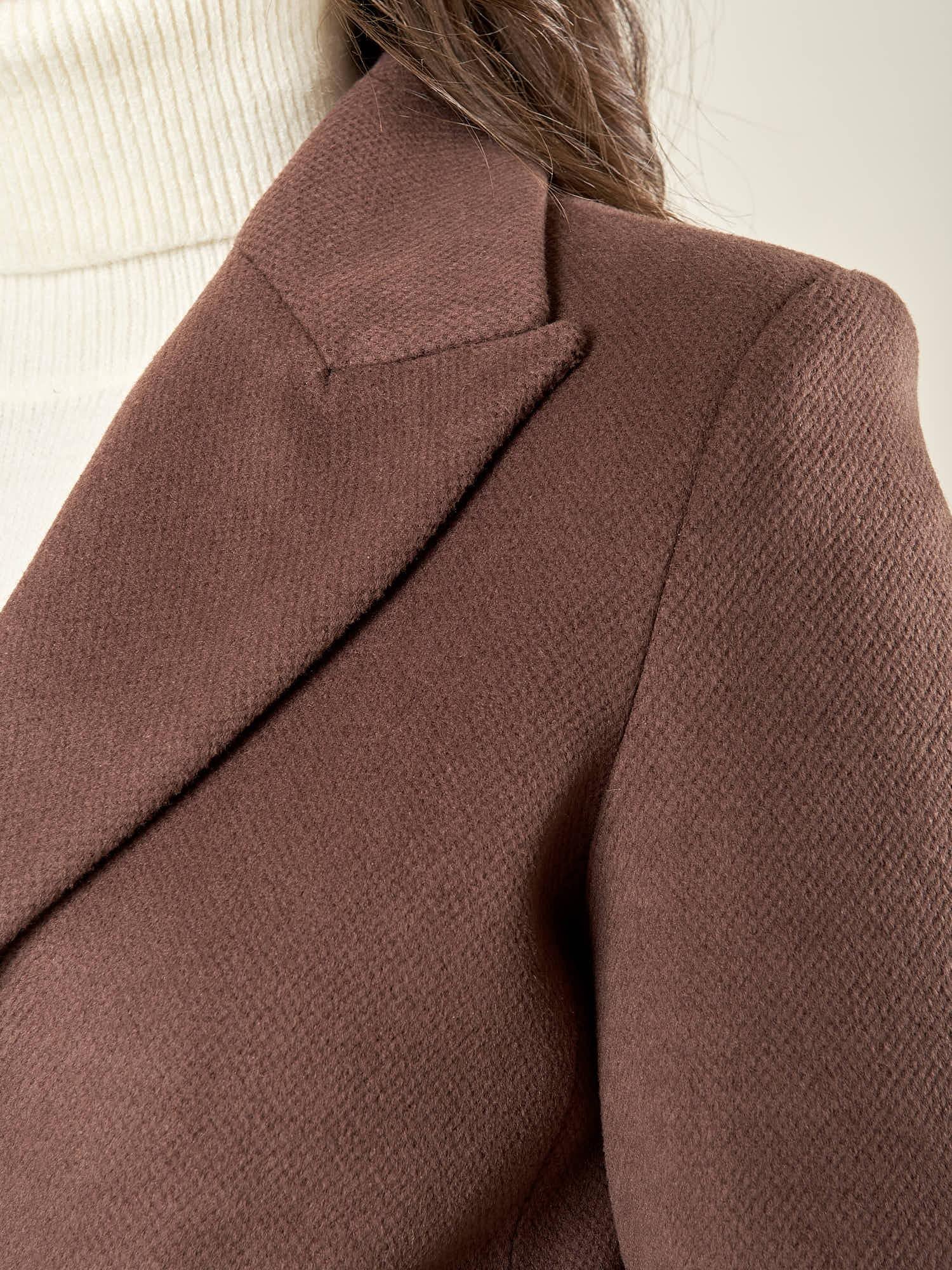 Cappotto donna monopetto ad un bottone. Tasche a filetto, petto a lancia e martingala sul retro. CP003470 CIOCCOLATO ARTIGLI 