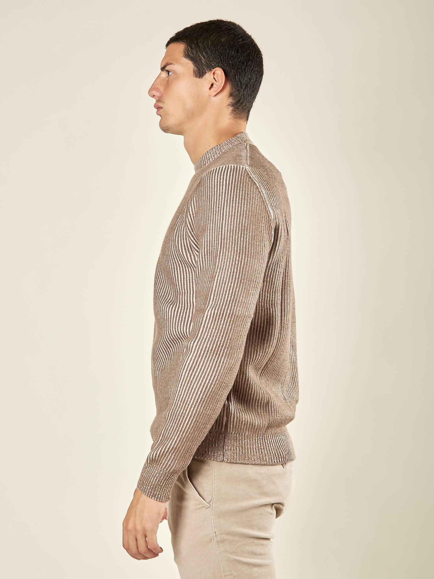 Maglia Uomo Invernale in Morbido Tessuto con Mezzo Collo Rigato. Eleganza e Comfort in un Solo Capo. DM9572 TORTORA DATCH 