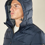 Giubbino Uomo Trapuntato con Cappuccio. Protezione, Stile e Comfort per lInverno. DM8580 BLU DATCH 